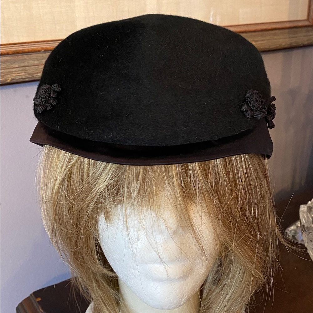 Black color Saratoga brand vintage church style hat pre-owned, for collection